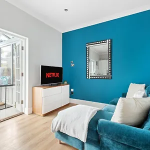 Spacious 2 Bedroom In Park Estate Apartment